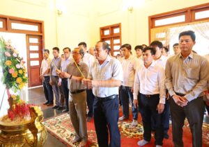 Đoàn cán bộ Quận 12 thực hiện nghi thức dâng hương tưởng nhớ đến những đóng góp to lớn của Thủ tướng Võ Văn Kiệt.